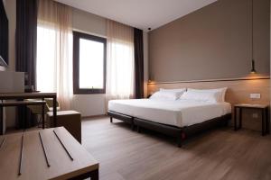 纳瓦雷特Hotel Bodega FyA - GRUPO PIÉROLA的配有一张床和一张书桌的酒店客房