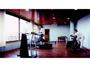 Lestrove卡萨安蒂加杜蒙特酒店的两个人在机器室里锻炼