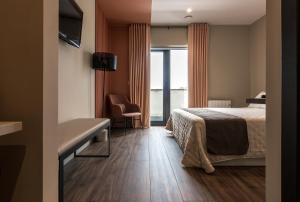 巴雷罗斯Solarena Bistrot的酒店客房设有床和窗户。