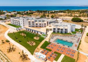 阿尔布费拉Regency Salgados Hotel & Spa的享有带游泳池的度假村的空中景致