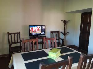 费德拉西翁莱斯阿奇拉斯乡村民宿的一间带电视和餐桌的用餐室