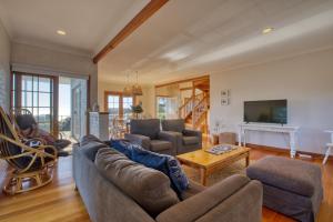 比那隆湾Monterey Bay of Fires的客厅配有沙发和桌子