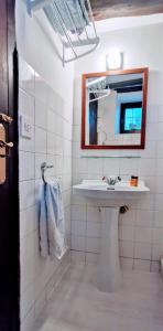 CidonesCasa independiente y completa con una habitación "Venta de Cidones"的白色的浴室设有水槽和镜子