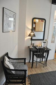 维斯比维斯比杰瓦格旅舍的客房设有书桌、椅子和镜子