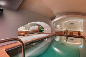 布达佩斯Áurea Ana Palace by Eurostars Hotel Company的一个带水槽的房间中的一个大型游泳池