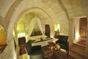 于尔居普Hotel Elvan Cave House的石头间内一间卧室,配有一张床