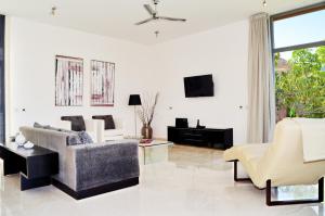 波多黎各欧泊安菲陶罗别墅的带沙发和电视的客厅