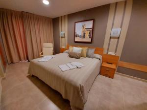 夫罗米斯塔HOTEL RURAL San Pedro的一间卧室配有一张大床和两条毛巾