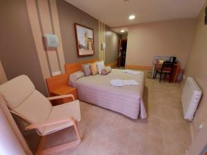 夫罗米斯塔HOTEL RURAL San Pedro的酒店客房带一张大床和一把椅子