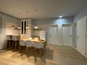 都拉斯Phi Apartments 1 min from the beach - New Additions的厨房以及带桌椅的用餐室。