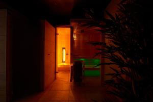 比特亨巴赫贝弗莉周末公寓的暗室,走廊上设有绿灯