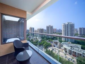 三亚三亚湾红树林度假世界-木棉酒店的客房设有市景阳台。