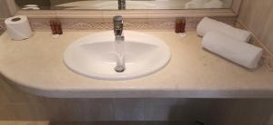 金沙La Mer Residence的台面上带水龙头的浴室水槽