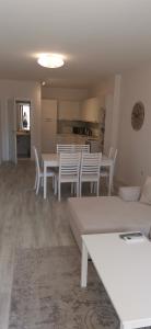 金沙La Mer Residence的客厅配有白色的桌子和白色的椅子