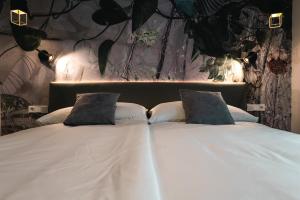 圣沃尔夫冈CHICLIVING Appartements的一张带两个枕头的大白色床