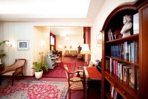 维也纳奥地利-维也纳酒店的客厅设有图书馆,配有桌椅