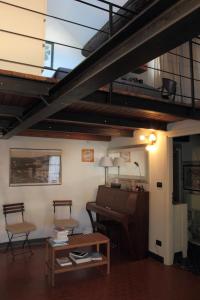 塞勒里古B&B La Torre Celle Ligure的客厅配有钢琴和书桌