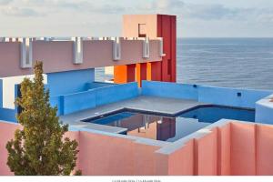 卡尔佩Precioso apartamento en la Muralla Roja - 0221的一座带游泳池的海滨别墅