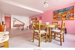 卡尔佩Precioso apartamento en la Muralla Roja - 0221的一间带桌椅的用餐室
