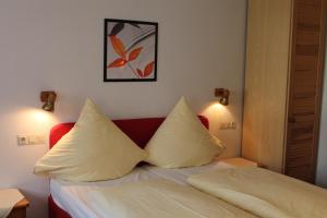 罗滕堡加斯特霍夫布茨酒店的一间卧室配有一张带两个枕头的床