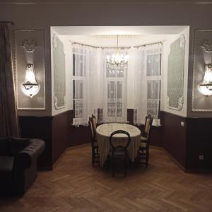 利耶帕亚Komodora nams的一间带桌椅和吊灯的用餐室