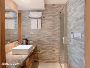 台东行云会馆的浴室配有白色水槽和淋浴。