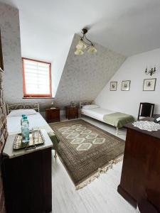 弗罗茨瓦夫卡兹玛瑞姆酒店的阁楼间配有床、桌子和沙发