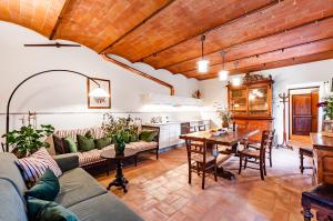 圣吉米纳诺Villa Boccaccio的客厅配有沙发和桌子