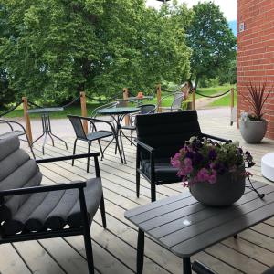 EvitskogHotel & Hostel Silmu的一个带桌椅和花瓶的庭院