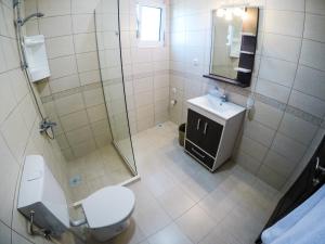 乌尔齐尼Casa Sinani的浴室配有卫生间、盥洗盆和淋浴。