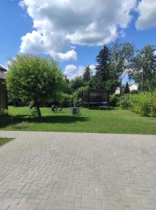 德鲁斯基宁凯Atostogų namai的一座有树木和草地的公园