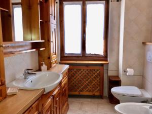 博尔米奥Chalet Bormino的一间带水槽和卫生间的浴室以及窗户。