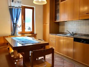 博尔米奥Chalet Bormino的厨房配有木桌和水槽。