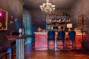 约克Clementine's Town House Hotel的一间酒吧,房间内设有蓝色椅子