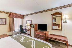 Quality Inn & Suites Bel Air I-95 Exit 77A的电视和/或娱乐中心