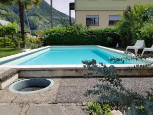 戈尔多拉Appartamento Elisabetta的庭院内带卫生间的游泳池