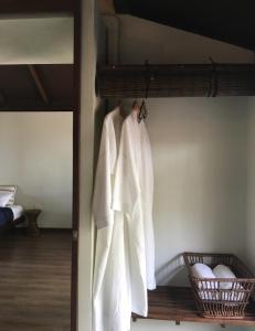 湄南海滩茉莉花和茶旅馆的挂在卧室架上的一件长袍