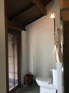 湄南海滩茉莉花和茶旅馆的一间带卫生间和窗户的浴室
