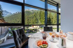 卡纳泽伊Croce Bianca Leisure & Spa Hotel的山景早餐桌
