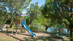 维琪奥港Domaine de Sonia - Logements éco-insolites的公园里一个带滑梯的游乐场