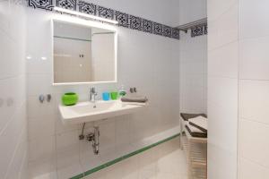 莱布尼茨Steira-Studios Leibnitz的白色的浴室设有水槽和镜子