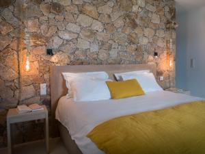 蒙蒂塞洛皮塔特拉酒店的一间卧室配有一张石墙床