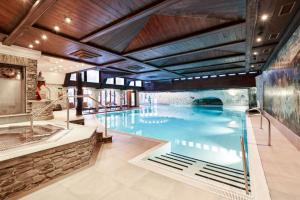 采尔马特兹高格瓦吉小木屋酒店的在酒店房间的一个大型游泳池
