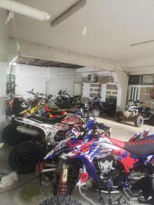 查韦斯4季酒店的车库里放着一堆摩托车