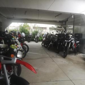 查韦斯4季酒店的停放在车库里的一群摩托车