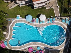 萨索斯马其顿酒店的享有度假村游泳池的顶部景致