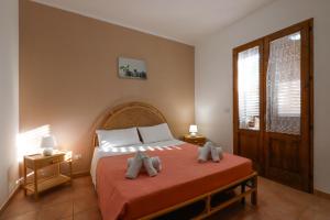 佩斯科勒海滨Tenuta Li Fani Residence Hotel的一间卧室配有一张带两个枕头的床
