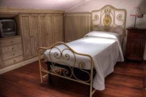 阿巴迪亚圣萨尔瓦托雷Santa Maria ad Valetudinarium的一间卧室配有一张床和一台电视。