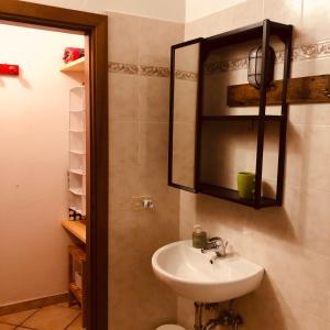 卡斯塔涅托卡尔杜奇Anitta GuestHouse的一间带水槽和镜子的浴室