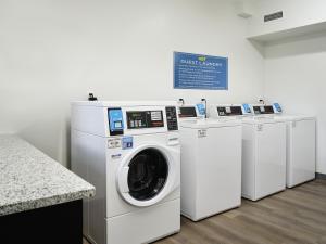 达拉姆stayAPT Suites Raleigh-Durham/RTP的客房内提供洗衣机、洗衣机和烘干机。